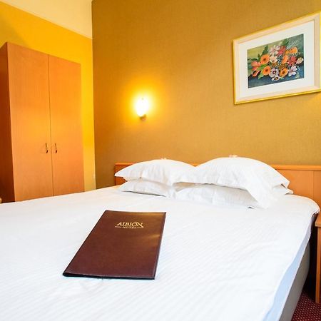 Albion Hotel Ипер Екстериор снимка