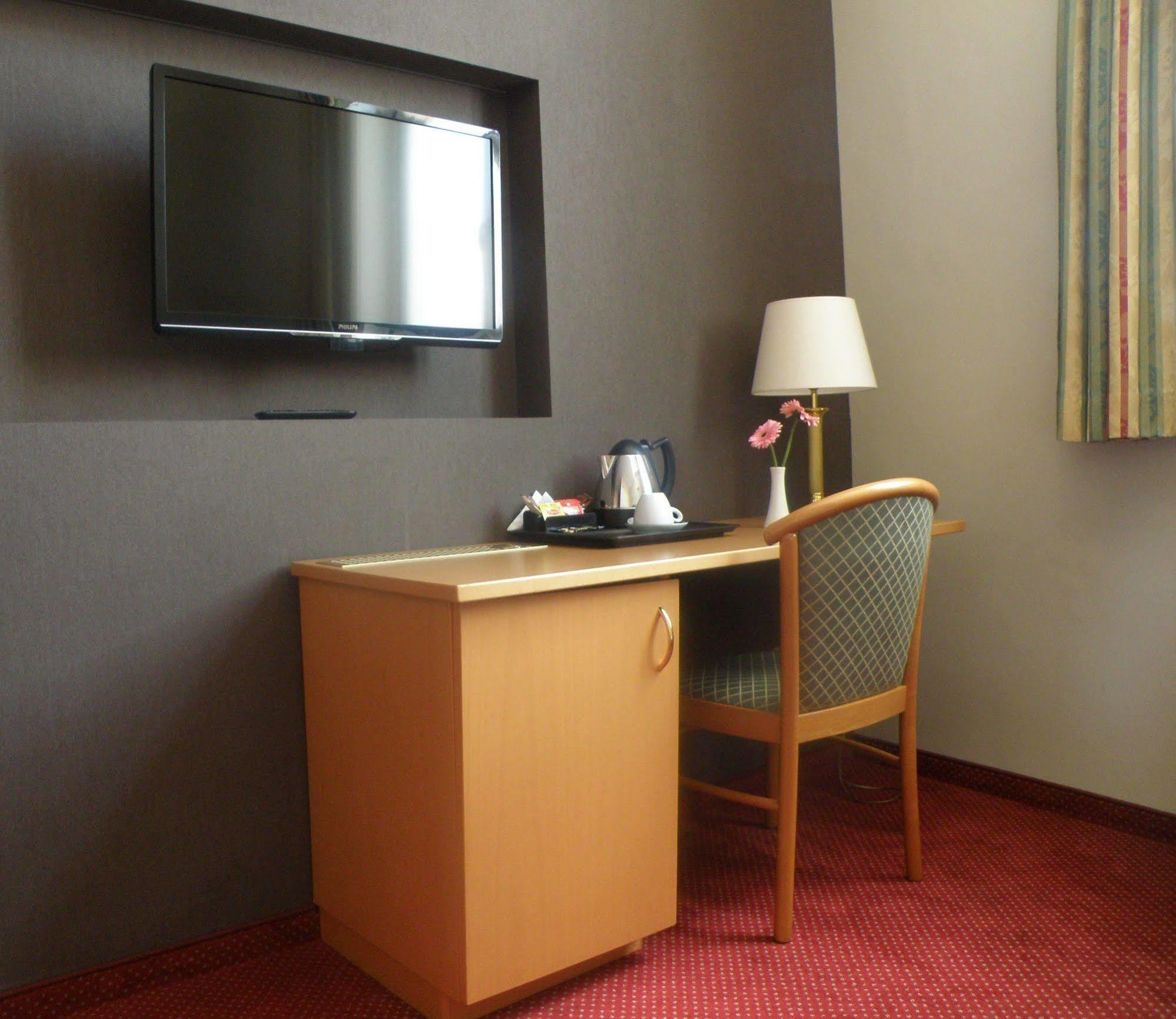 Albion Hotel Ипер Екстериор снимка