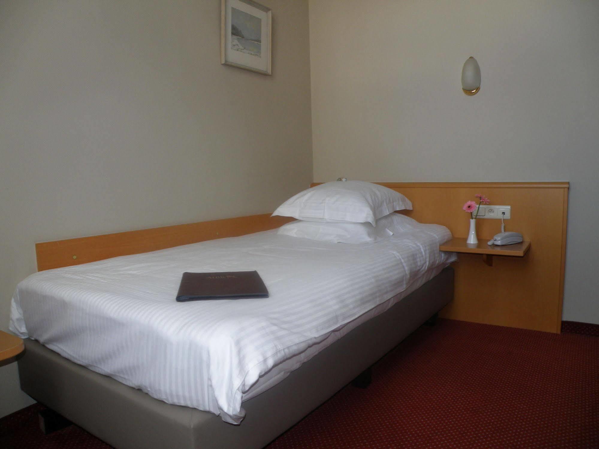 Albion Hotel Ипер Екстериор снимка