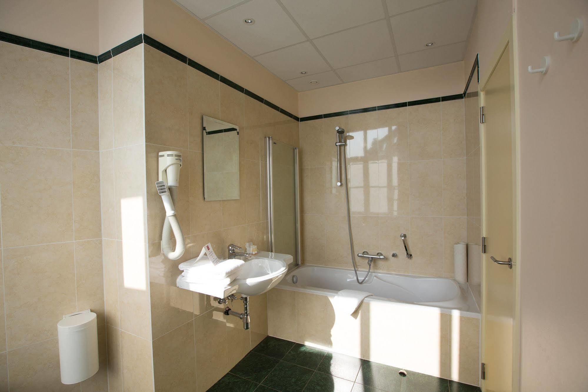 Albion Hotel Ипер Екстериор снимка
